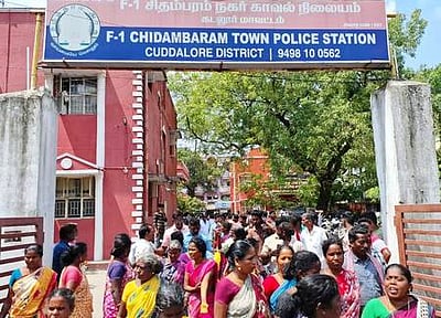 சுவாமி ஊா்வலம் தடுப்பு: காவல் நிலையம் முற்றுகை