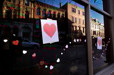 உலகெங்கும் காதலர் தின கொண்டாட்டம்!