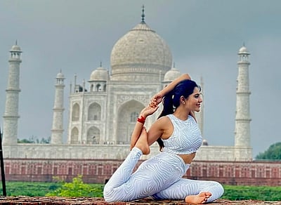 தாஜ்மஹாலில் யோகாசனம் செய்யும் அதுல்யா!