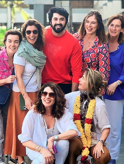 காதலிகளுடன் எதிர்நீச்சல் நந்தினி கணவர்! 