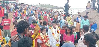 மாமல்லபுரம் கடற்கரையில் குடில்களுடன் 
இருளா் பழங்குடியினா் மாசி மக கொண்டாட்டம்