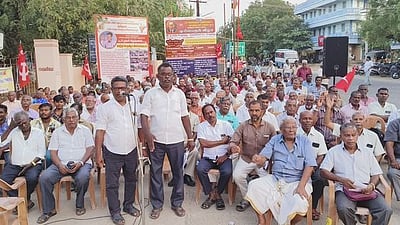 பாளை.யில் மின் ஊழியா்கள் போராட்டம்