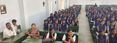 நெல்லை அரசு சட்டக் கல்லூரிக்கு
 பள்ளி மாணவிகள் களப்பயணம்