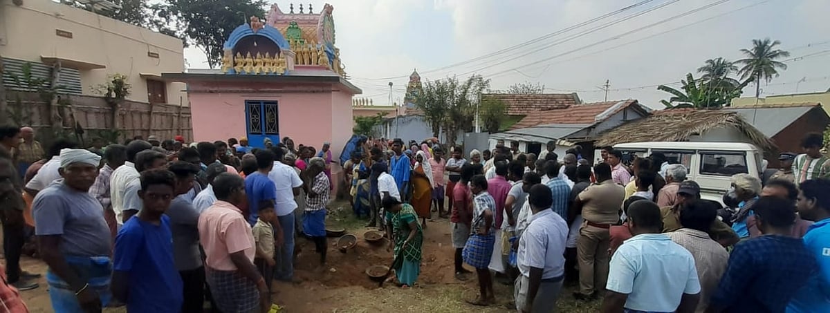 பேச்சுவார்த்தையில் ஈடுபட்டுள்ள வருவாய்த்துறையினர், போலீசார்.