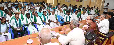 ஏரிகளை தூா்வார விரைவாக நடவடிக்கை எடுக்க வலியுறுத்தல்