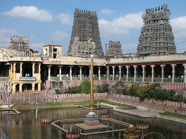 மதுரை மீனாட்சியம்மன் கோயிலில் ராஜ்நாத் சிங் வழிபாடு