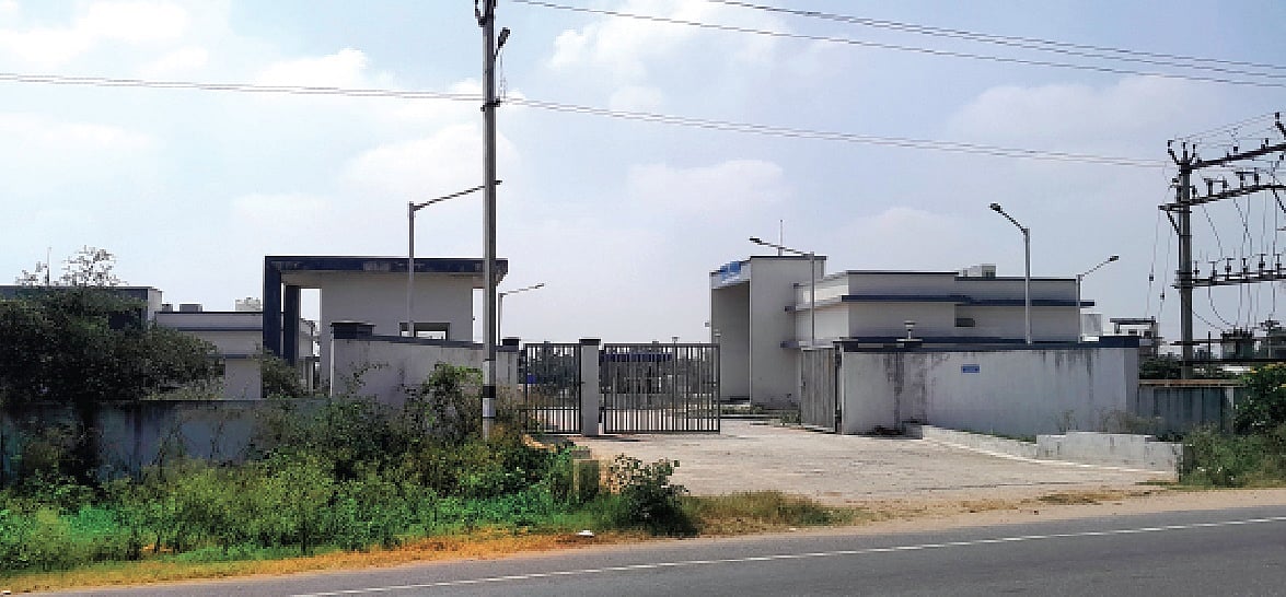 ஊழியர்களின்றி  முடங்கிக் கிடக்கும் கோழி ஆய்வகம்!