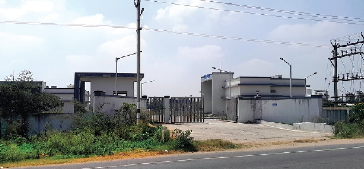 ஊழியர்களின்றி முடங்கிக் கிடக்கும் கோழி ஆய்வகம்!