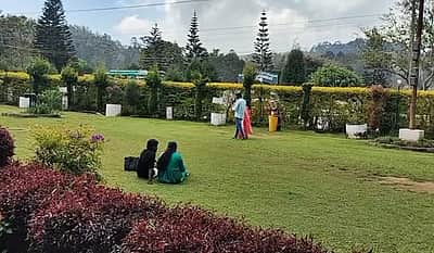 ஏற்காடு பூங்காக்களில் குவிந்த காதலர்கள்!