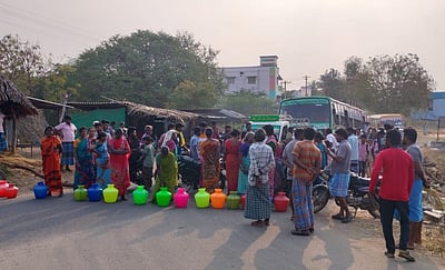 குடிநீர் கோரி காலி குடங்களுடன் பொதுமக்கள் சாலை மறியல்