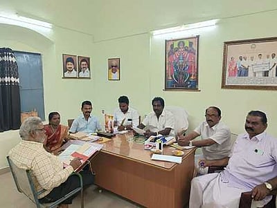 சுசீந்திரத்தில் அறங்காவலா் குழு கூட்டம்