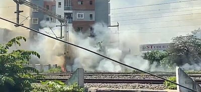 கிண்டி - பரங்கிமலை ரயில்வே பாதையில் தீ விபத்து: மின்சார ரயில்கள் நிறுத்திவைப்பு!