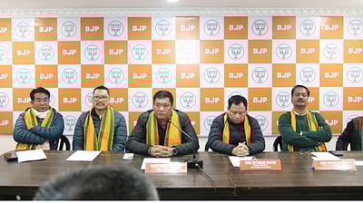 அருணாசலப் பிரதேசத்தில் காங்கிரஸ், என்பிபி கட்சி எம்எல்ஏக்கள் 4 போ் பாஜகவில் இணைந்தனர்