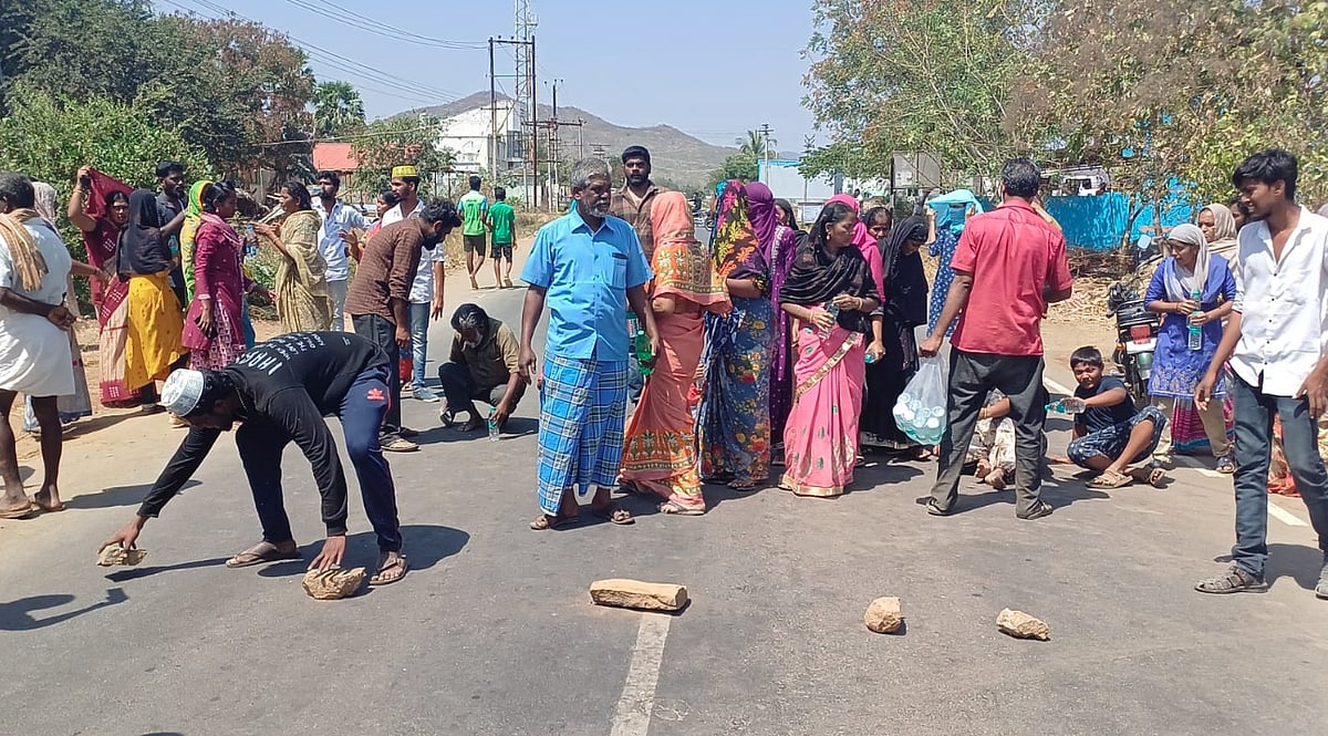 மேட்டூர் அருகே இறந்துபோனவரின் சடலத்தை அடக்கம் செய்வதில் இரு தரப்பினர் மோதல்