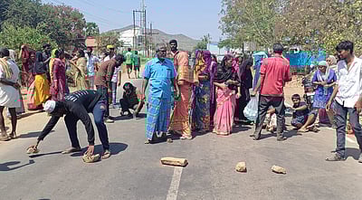 மேட்டூர் அருகே இறந்துபோனவரின் சடலத்தை அடக்கம் செய்வதில் இரு தரப்பினர் மோதல்