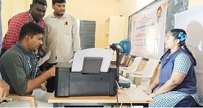 அரசு மகளிா் பள்ளி மாணவிகளுக்கு ஆதாா் பதிவு முகாம்