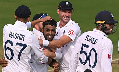 டெஸ்ட் தொடரிலிருந்து விலகிய இங்கிலாந்து சுழற்பந்துவீச்சாளர்!