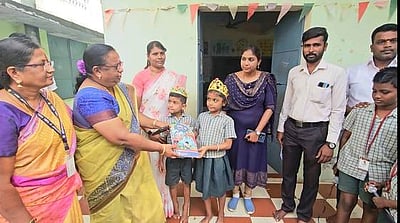 அரசுப் பள்ளியில் சோ்க்கப்பட்ட
கோட்டாட்சியரின் குழந்தைகள்