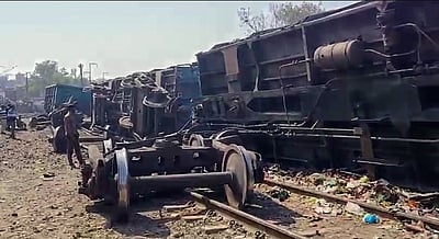 தில்லியில் சரக்கு ரயிலின் 10 பெட்டிகள்  தடம் புரண்டன: ஒருவர் பலி