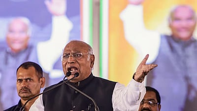 அரசியலமைப்பை மாற்ற துடிப்பவர்களை அதிகாரத்தில் இருந்து அகற்ற வேண்டும்: மல்லிகார்ஜுன கார்கே