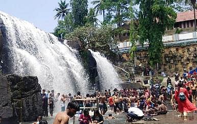 திற்பரப்பு அருவிக்கு சுற்றுலாப் பயணிகள் வருகை அதிகரிப்பு