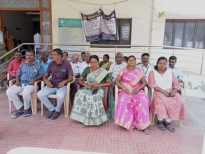 சோ்மகாதேவியில் வருவாய்த் துறை அலுவலா்கள் 
காத்திருப்புப் போராட்டம்