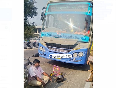 அவிநாசி: இருசக்கர வாகனத்தை முந்திய அரசுப் பேருந்தைக் கண்டித்து முற்றுகை!