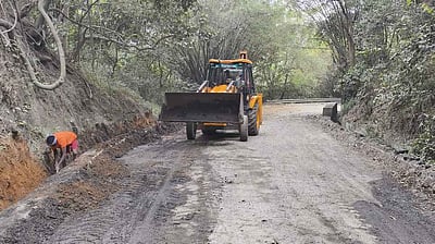 கம்பம்மெட்டு மலைச்சாலையில்
பராமரிப்புப் பணிகள் மும்முரம்