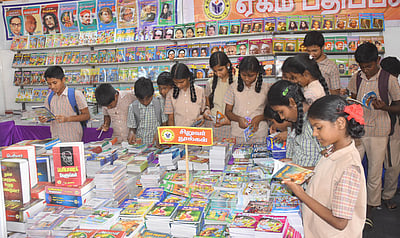 திருவள்ளூா்: புத்தக அரங்குகளில் குவிந்த மாணவ, மாணவிகள்