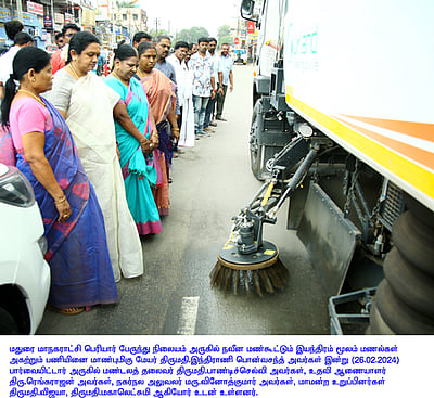 நவீன இயந்திரம் மூலம் மணல் அகற்றும் பணி