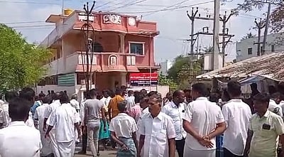 அவதூறு பேச்சை தட்டிக் கேட்ட அதிமுக தொண்டர் கைது: காவல் நிலையம் முற்றுகை