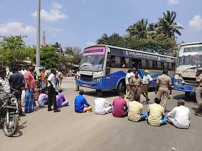 தாய், மகன் தற்கொலை: உறவினா்கள் சாலை மறியல்