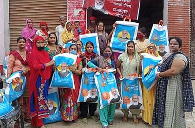 தானியப் பைகளில் மோடி படம்! பாஜகவின் தேர்தல் வியூகமா?