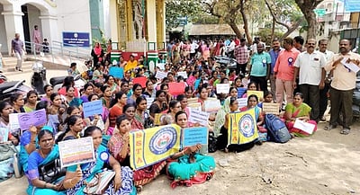 இடைநிலை ஆசிரியா்கள் ஆா்ப்பாட்டம்