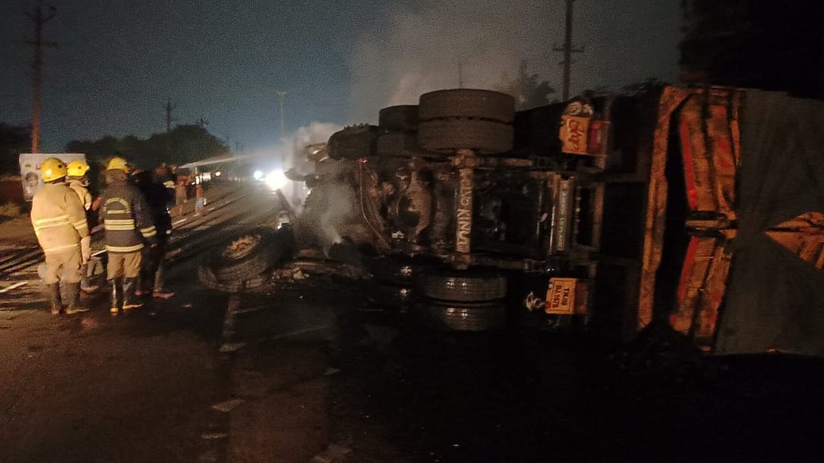 விபத்தில் முற்றிலும் எரிந்து நாசமான நிலக்கரி பாரம் ஏற்றி வந்த லாரி.