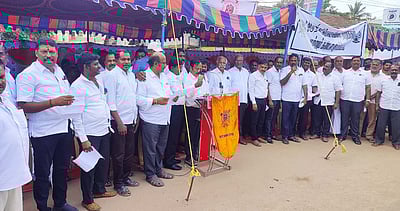 கட்டுமானப் பொருள் விலையை 
குறைக்கக் கோரி ஆா்ப்பாட்டம்