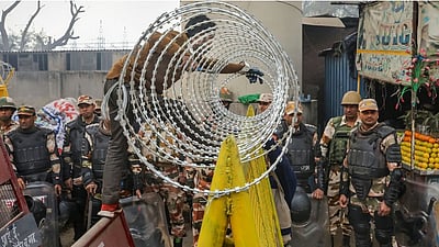 தில்லி நோக்கி வரும் விவசாயிகளுக்காகக் காத்திருக்கும் முள்கம்பிகள், தடுப்புகள்