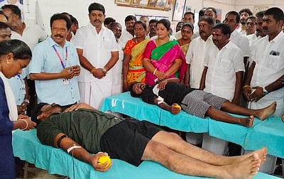 கணக்கம்பாளையத்தில் அதிமுக சாா்பில் ரத்த தான முகாம்