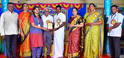 பொதுத்தோ்வில் அதிக மதிப்பெண்கள் 
பெற்றவா்களுக்கு பரிசளிப்பு