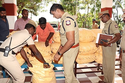 பைபர் படகில் 364 கிலோ கஞ்சா பறிமுதல்: 3 பேர் கைது