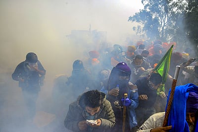 போராட்டத்தில் கண்ணீர்ப்புகை வீச்சு: தில்லி எல்லையில் 2 விவசாயிகள் பலி?