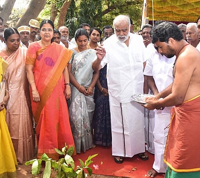 ரூ.9 கோடியில் வளா்ச்சிப் பணிகள்: அமைச்சா் தொடங்கி வைத்தாா்