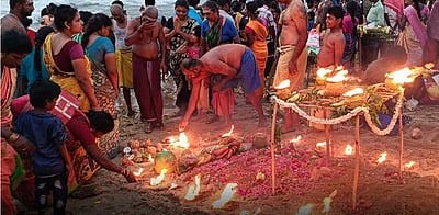 மாமல்லபுரத்தில் இருளர் பழங்குடியினர் மாசிமக கொண்டாட்டம் 