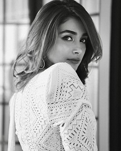 கறுப்பு வெள்ளை கலர் பூஜா ஹெக்டே!