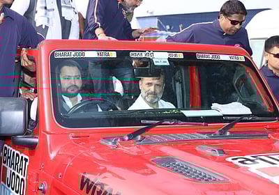 ராகுலுக்கு கார் ஓட்டிய தேஜஸ்வி!