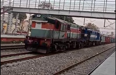 ஓட்டுநர் இல்லாமல் 80 கி.மீ. பயணித்த ரயில்! அதிர்ச்சி விடியோ!