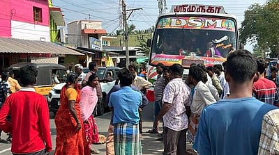 பேருந்திலிருந்து இறக்கி விடப்பட்ட மாற்றுத்திறனாளி சிறுவன்: மறியலில் ஈடுபட்ட தாய்