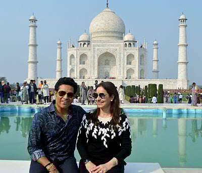 தாஜ்மஹாலில் மனைவி அஞ்சலி உடன் சச்சின்