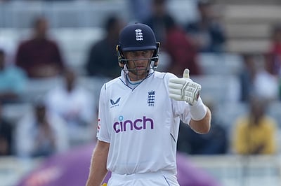 நிதான ஆட்டத்தால் இங்கிலாந்தைக் காப்பாற்றிய ஜோ ரூட்!