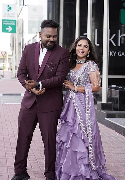 துபை சாலையில் கணவருடன் மணிமேகலை..